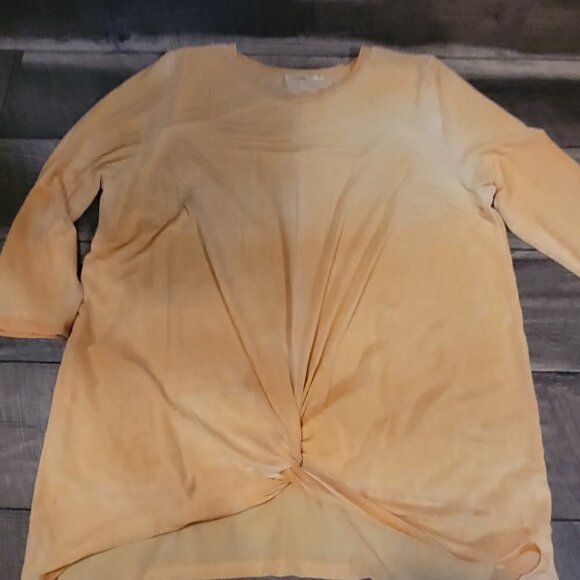 Heart w/Hips front knot top with three quarter length sleeves. - Picture 2 of 5